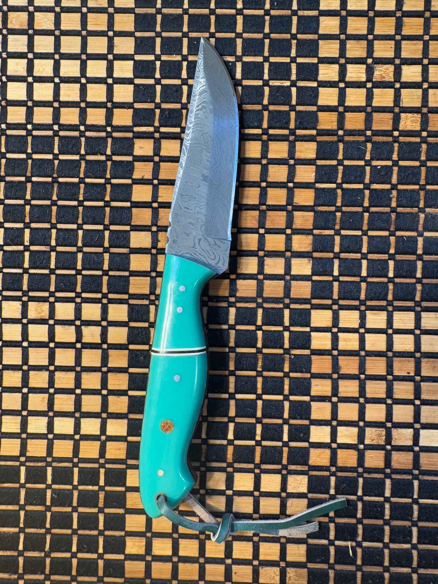 Damascus knife with raisen handle