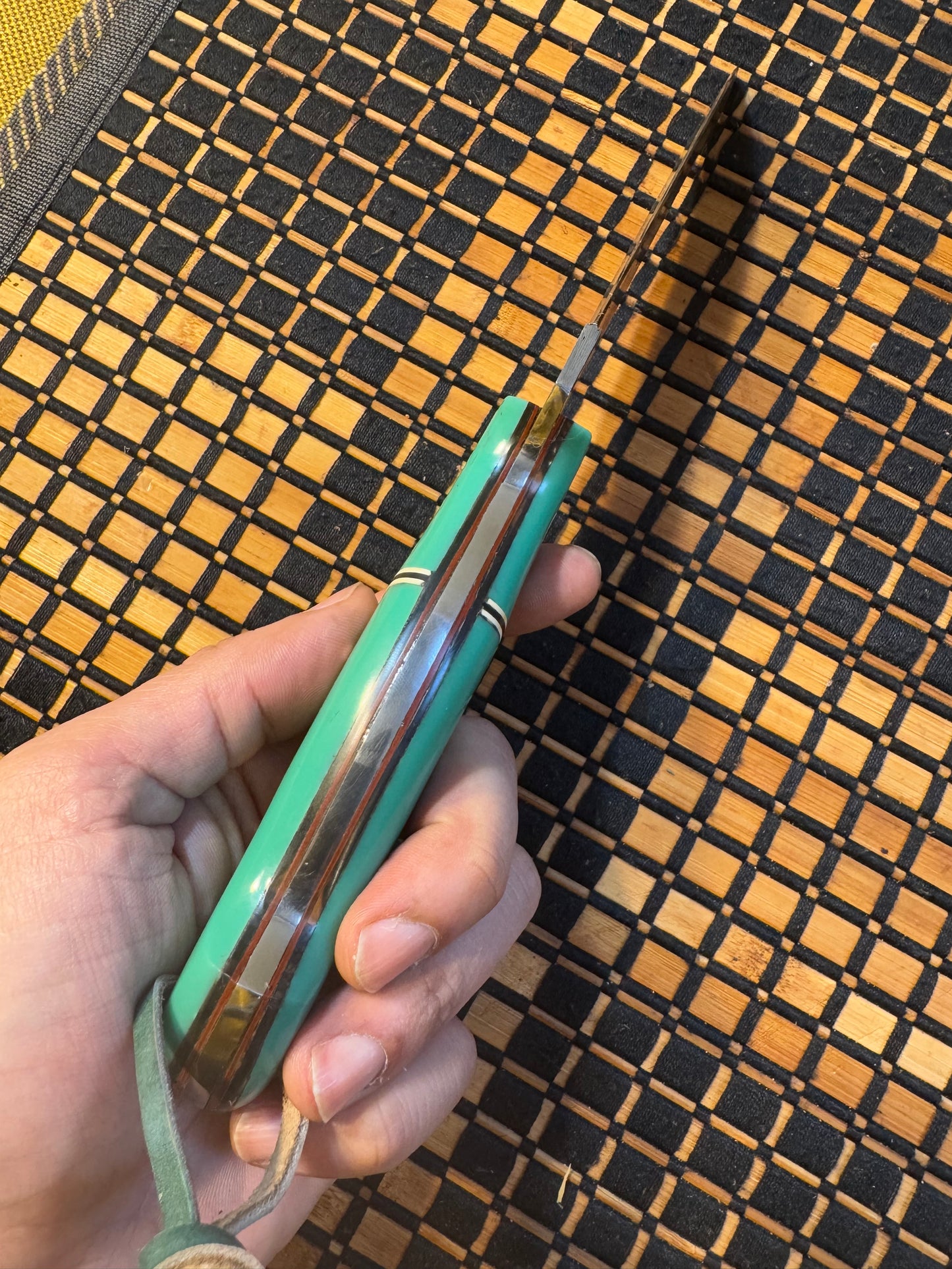 Damascus knife with raisen handle