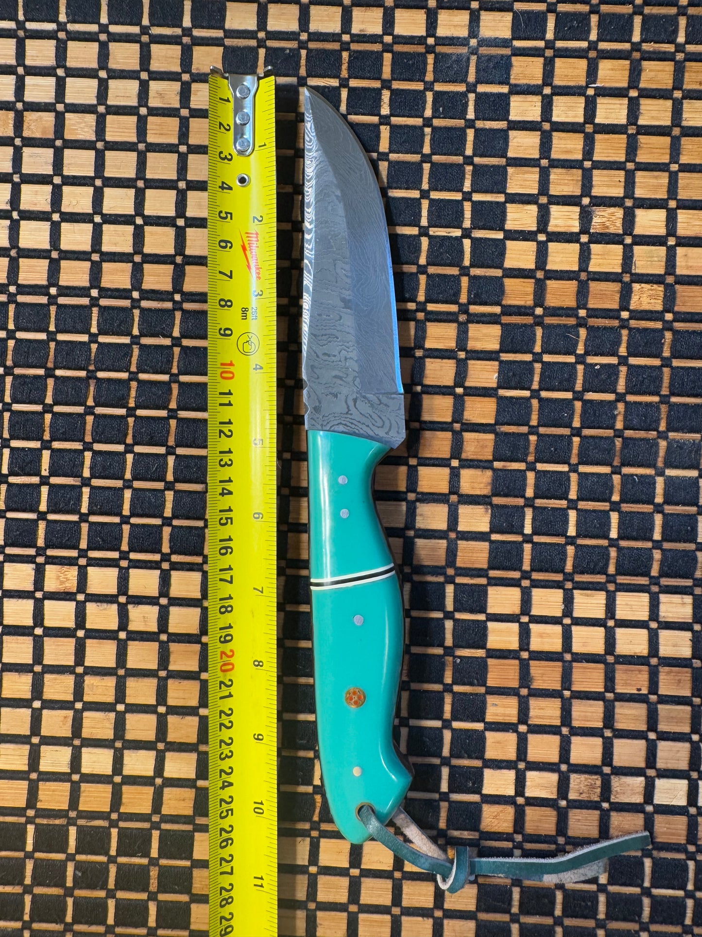 Damascus knife with raisen handle