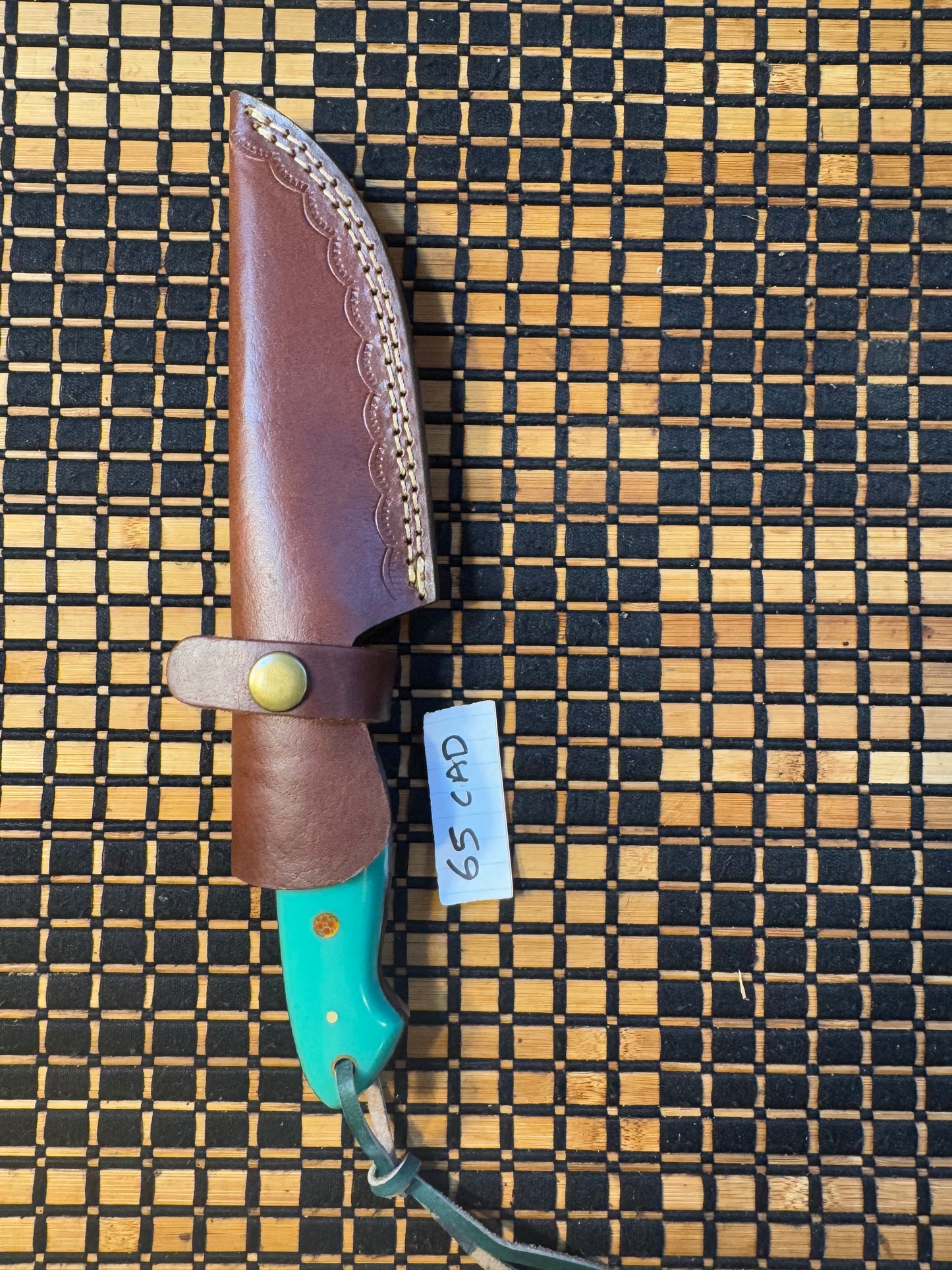 Damascus knife with raisen handle