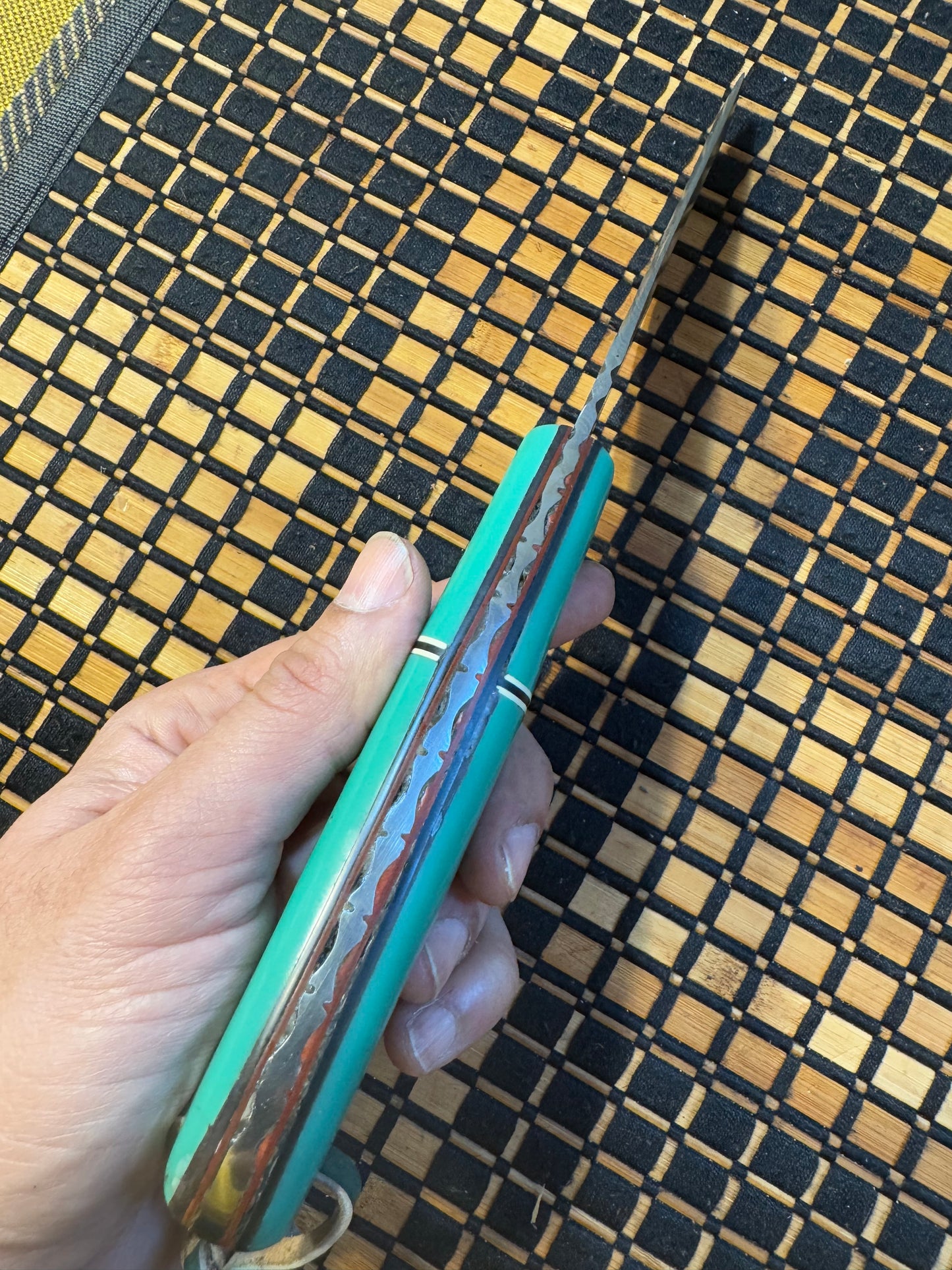 Damascus knife with raisen handle