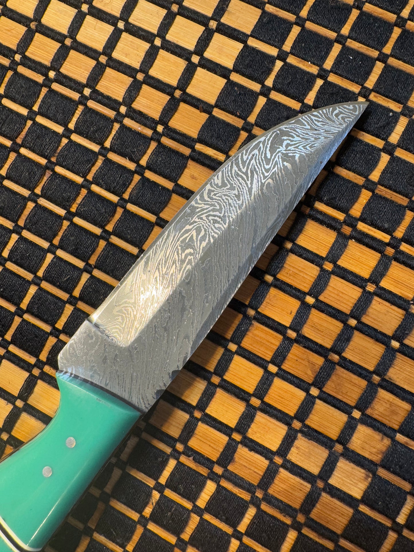 Damascus knife with raisen handle