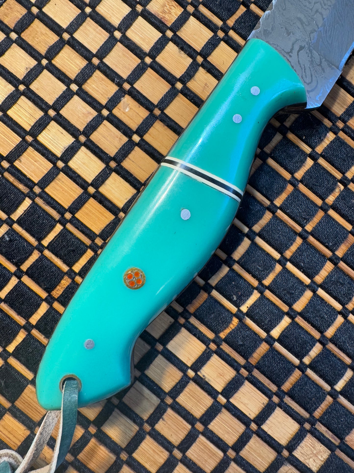 Damascus knife with raisen handle